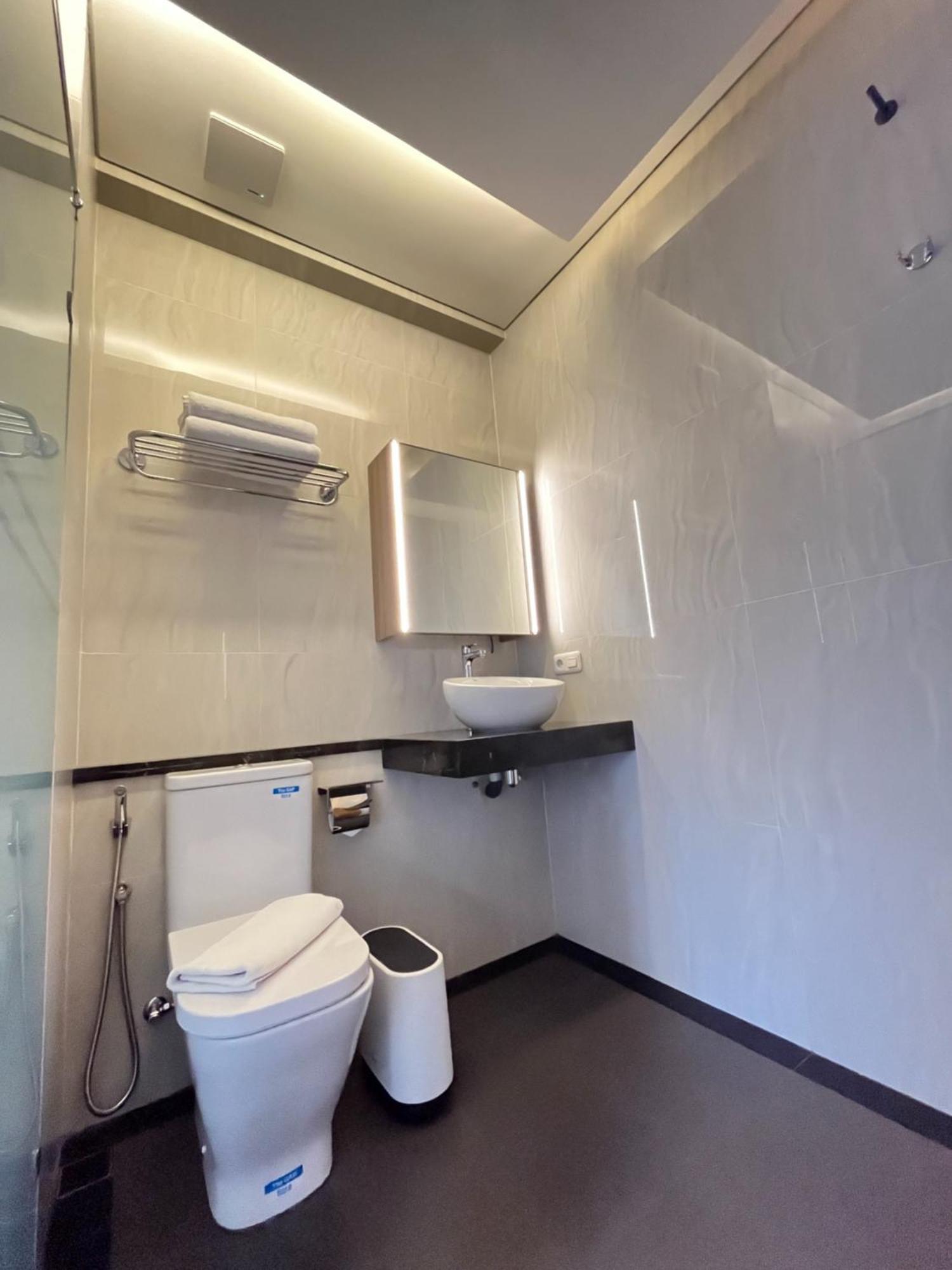Bening Boutique Hotel Managed By Salak Hospitality Bekasi Exterior foto